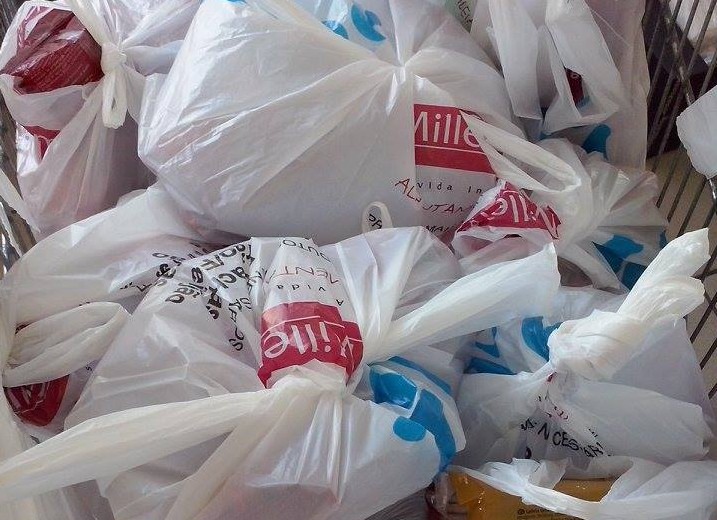 Centro Social de Paramos em recolha de alimentos
