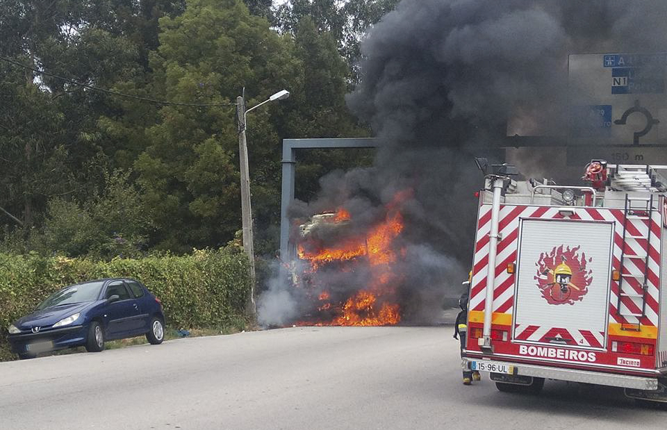 Camião arde às portas da cidade