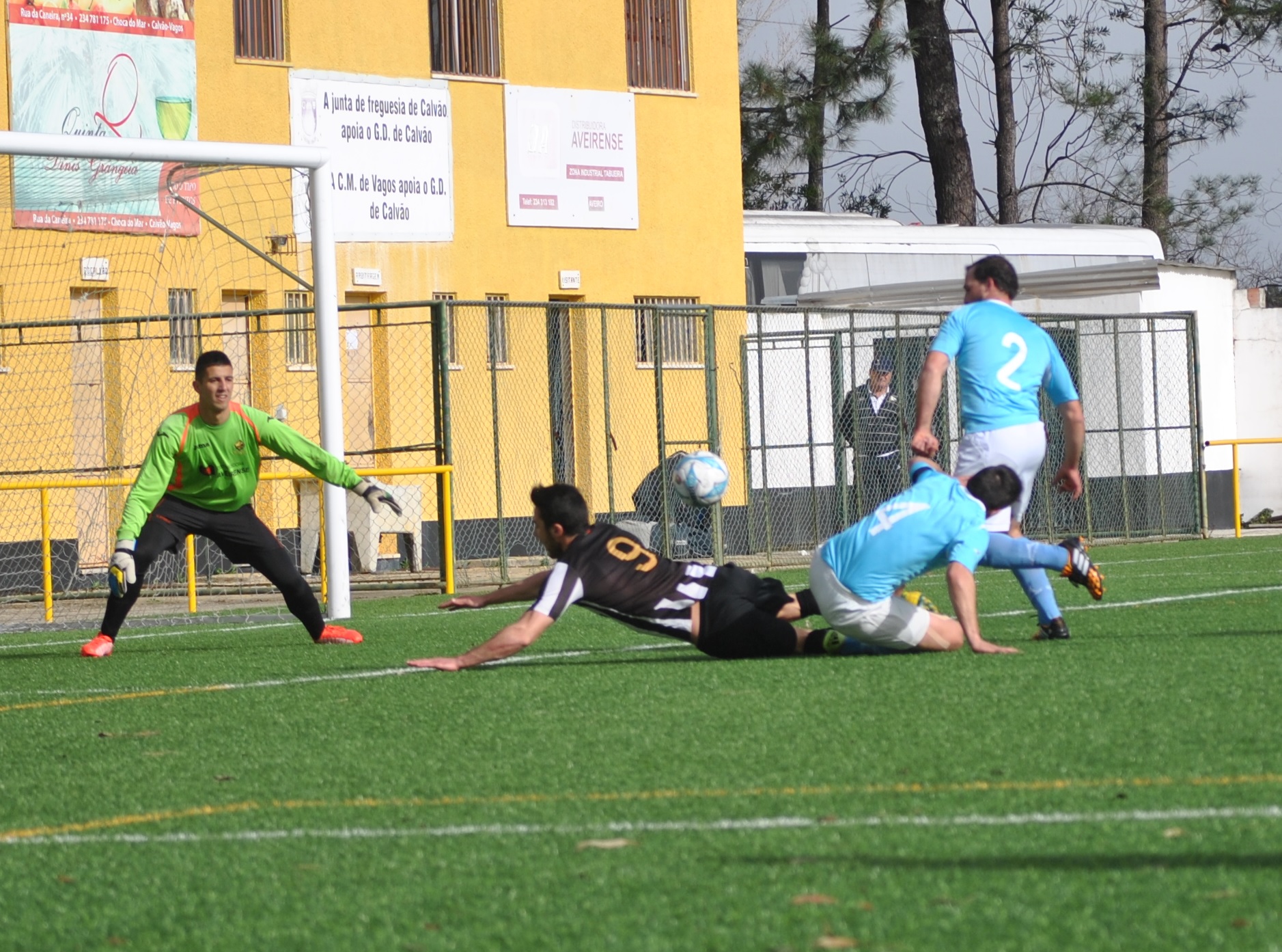 Futebol: Sp. Espinho brilha em Calvão