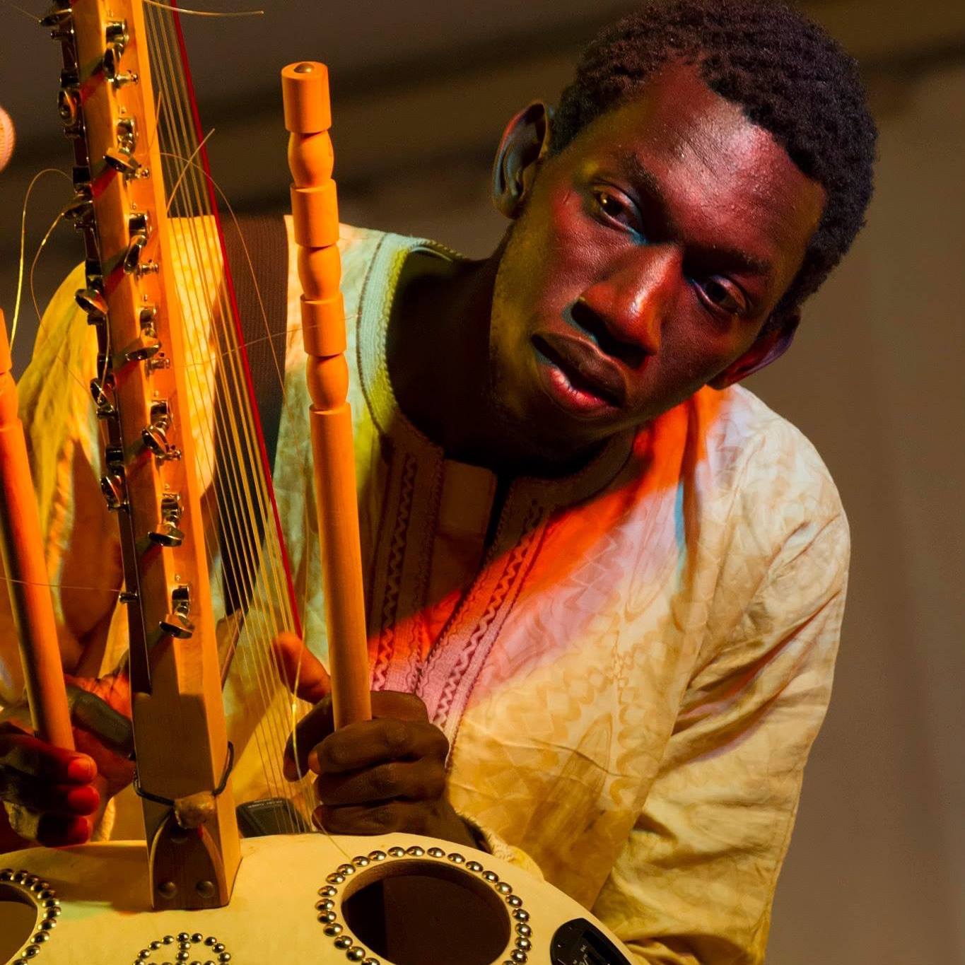 Mbye Ebrima (Gâmbia) apresenta uma viagem pelo mundo da kora e da música da África ocidental