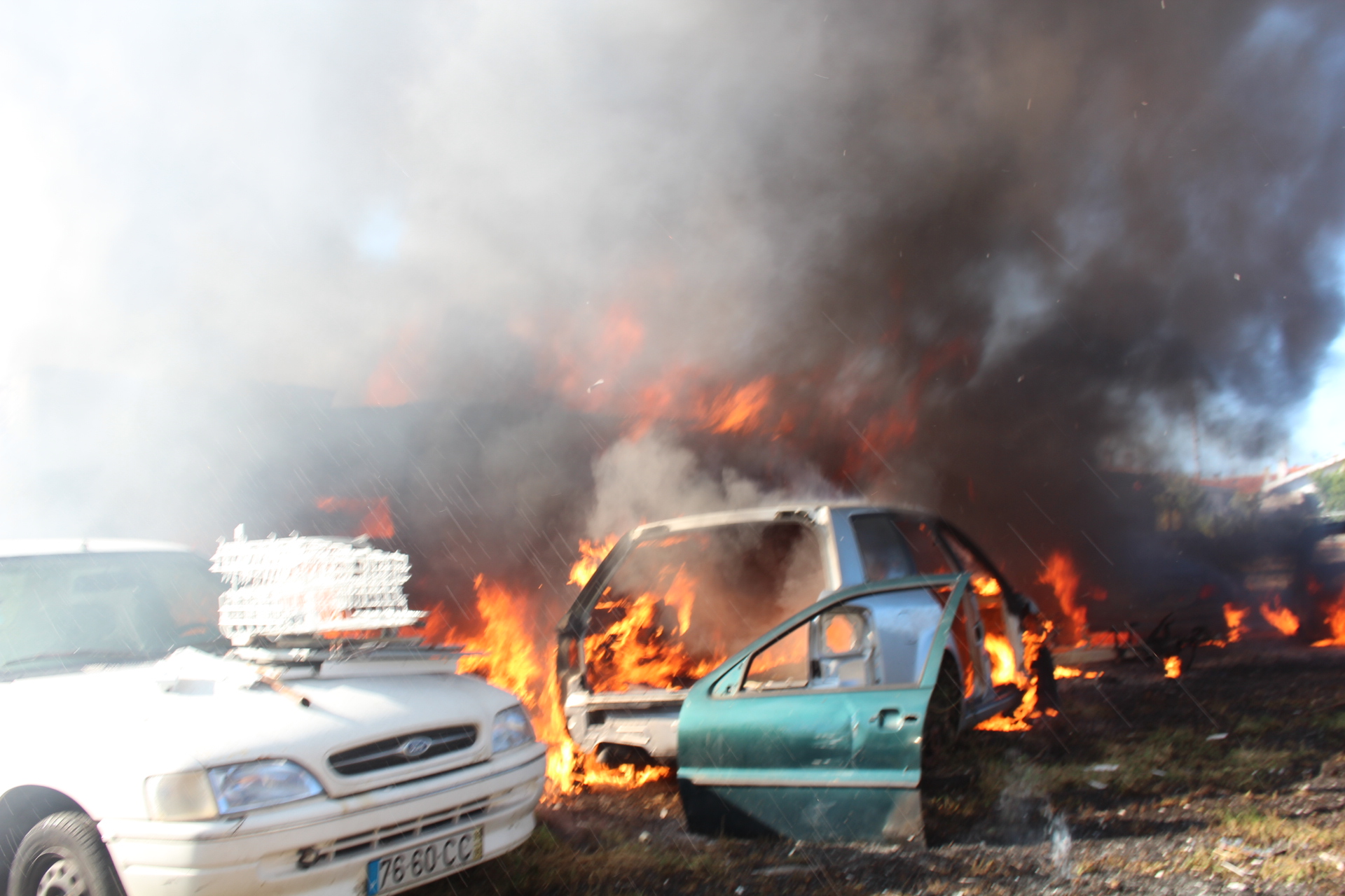 Incêndio destrói quatro carros em Anta