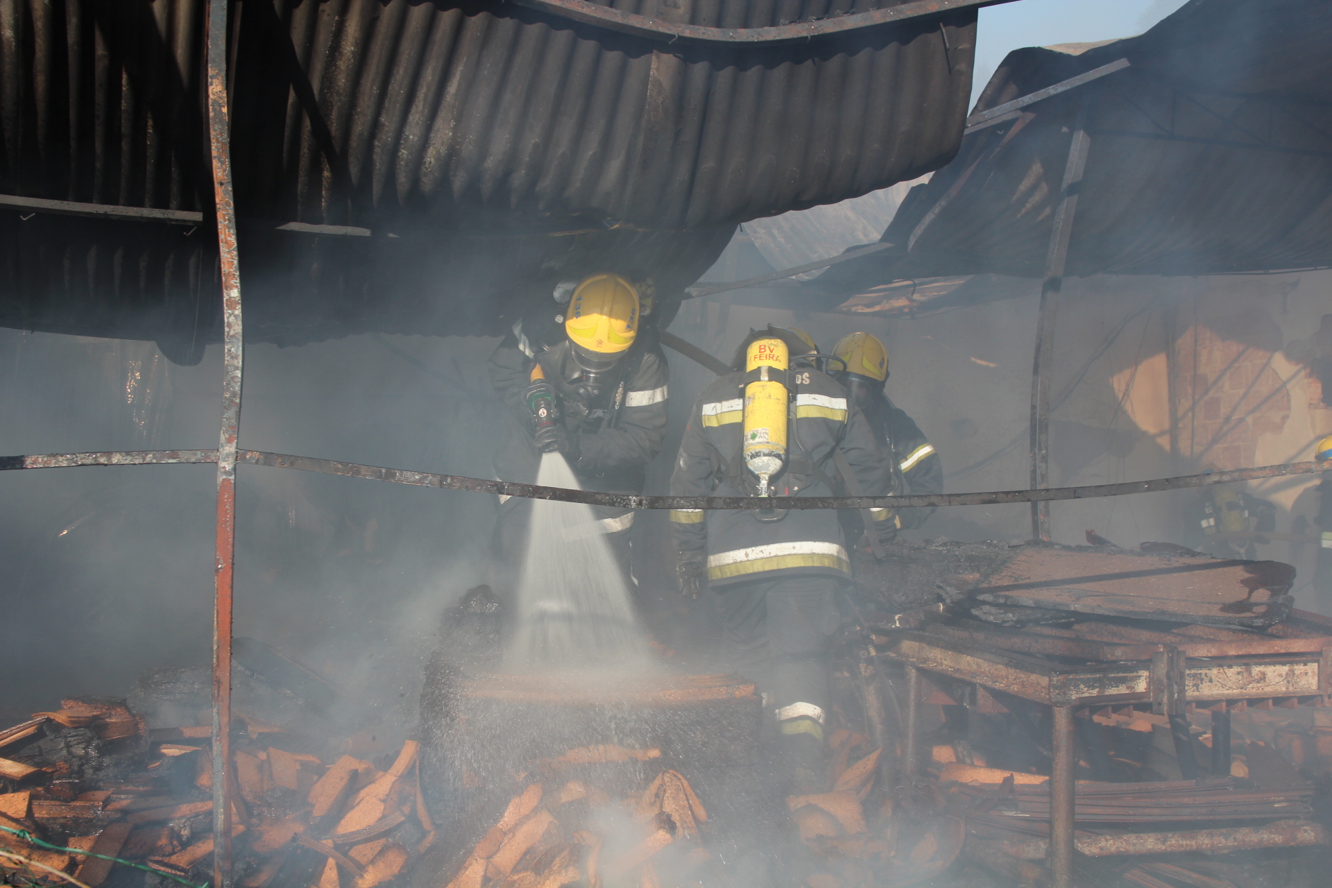 Incêndio em corticeira provoca dois feridos