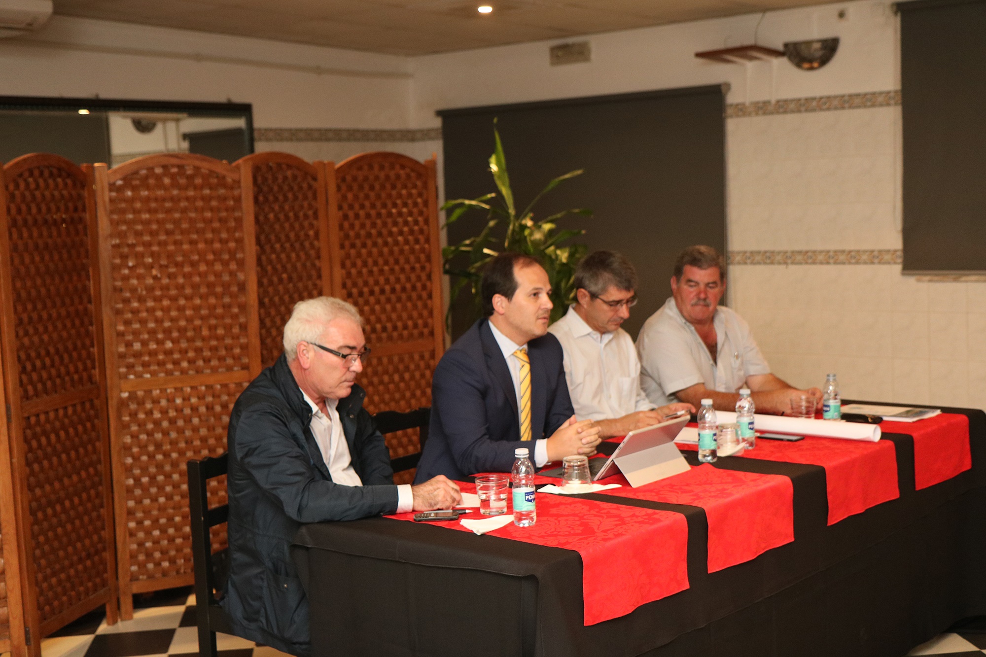 Sessão de esclarecimento sobre via permeável na Praia Paramos
