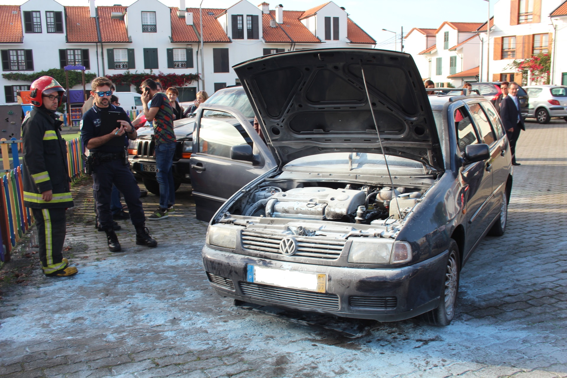 Princípio de incêndio em carro em Anta