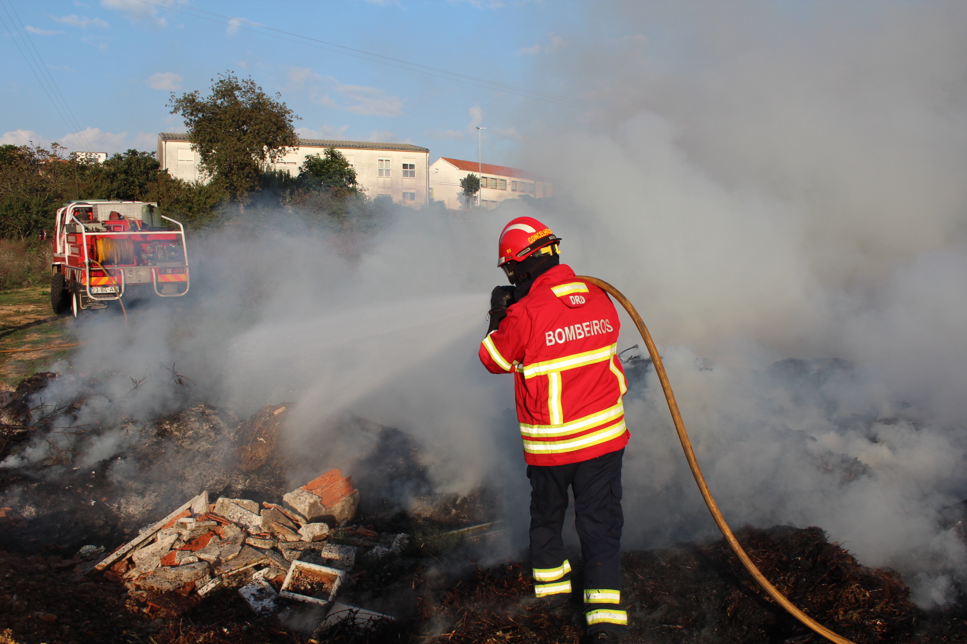 Incêndio junto à Rotunda de Esmojães, Anta