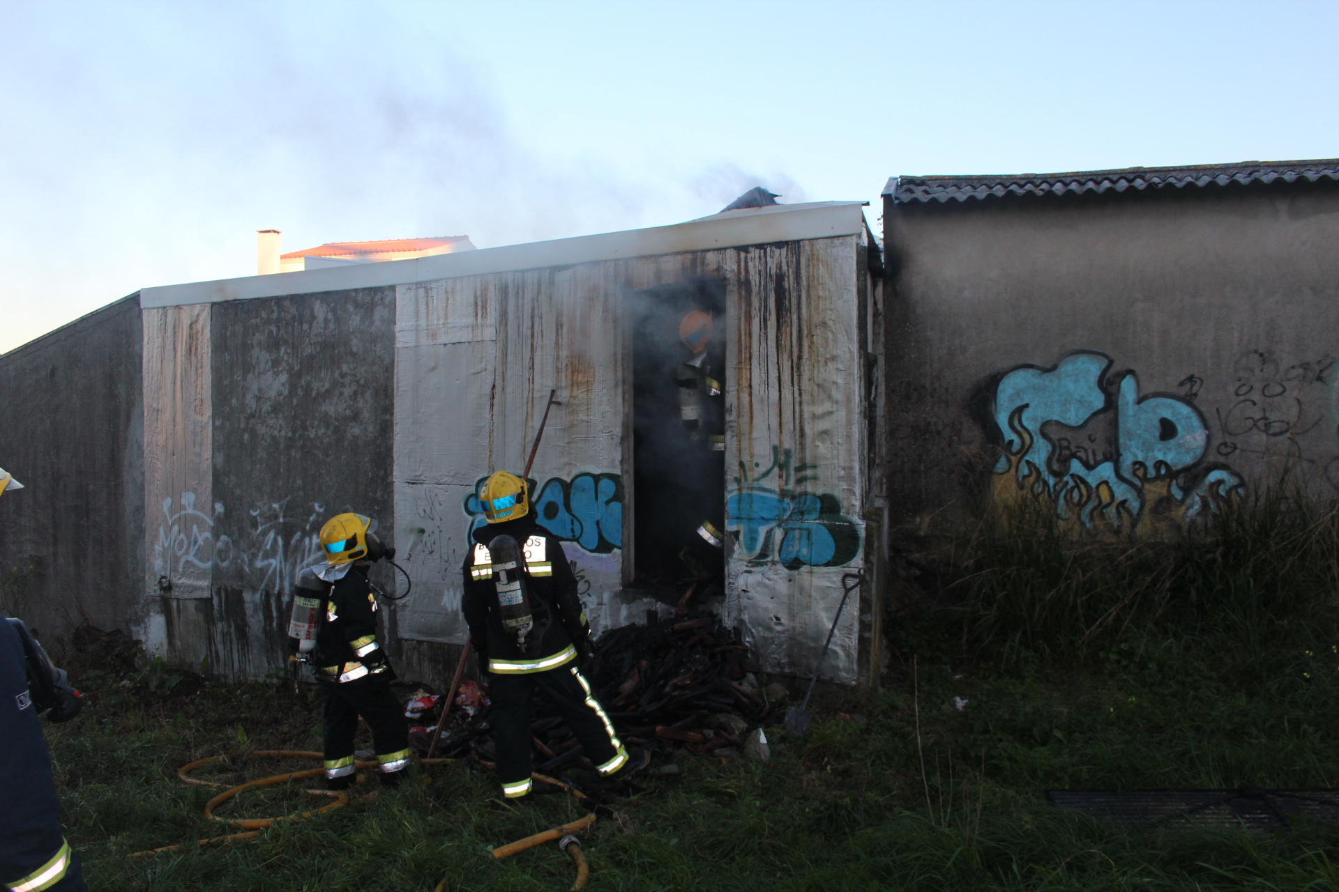 Bombeiros extinguem incêndio na rua 23