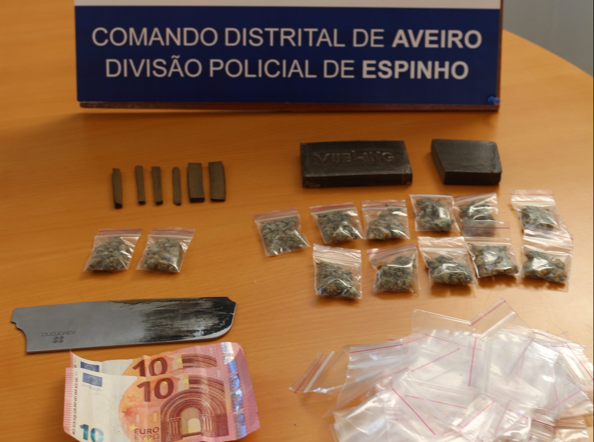 Detido casal e apreendidas cerca de 945 doses de estupefaciente