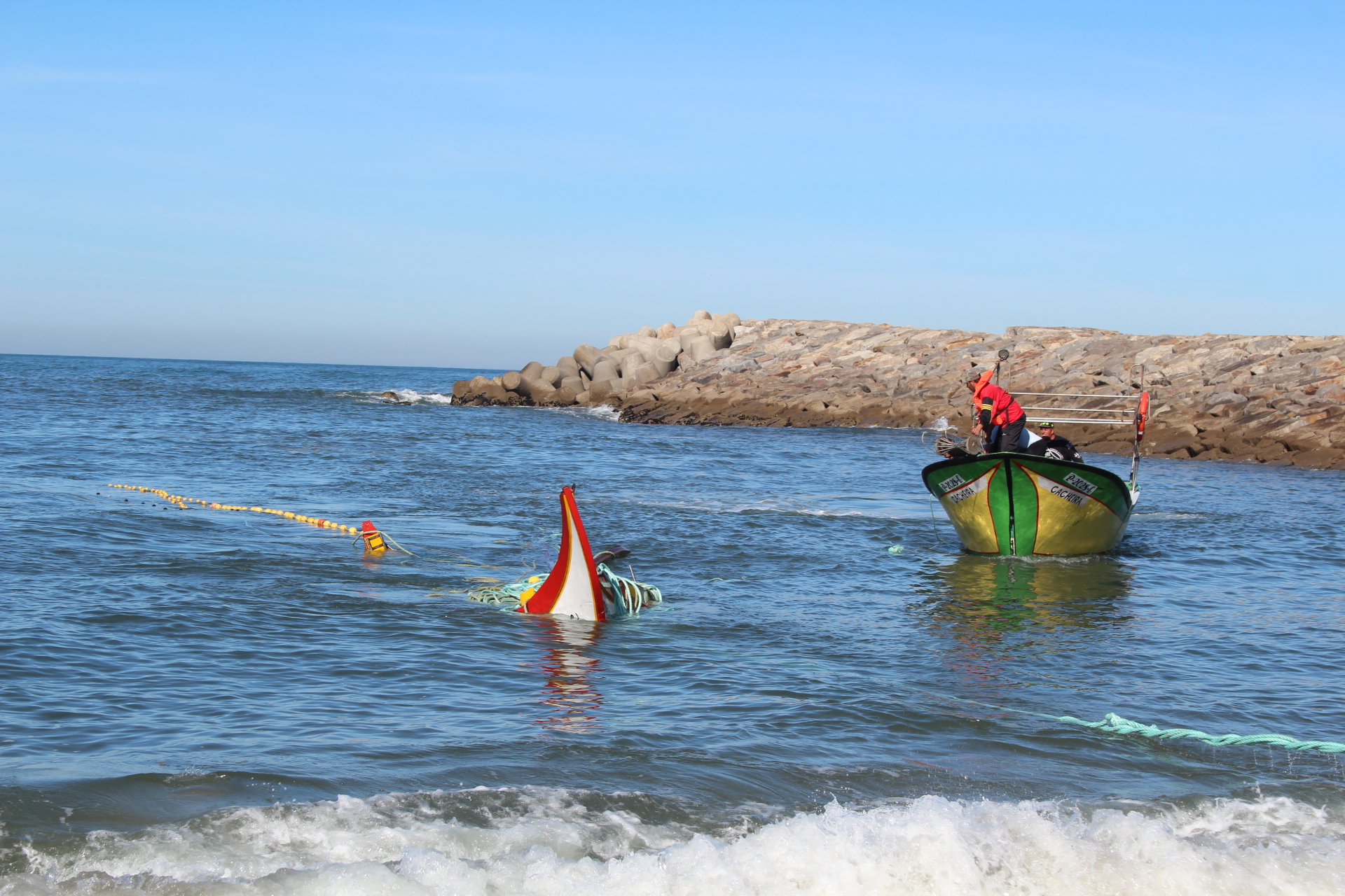 Barco com 6 pescadores naufragou em Espinho