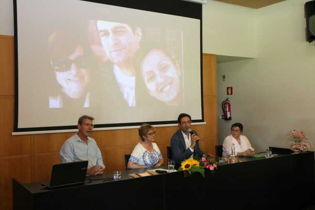 Livro de poesia de Fernanda Cabral apresentado na biblioteca