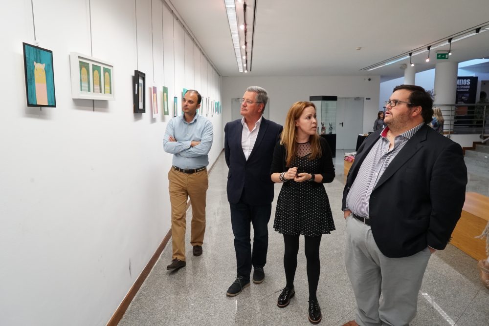 Inaugurada exposição “Era uma vez…” de Ana La Bella Carapinheiro no Multimeios