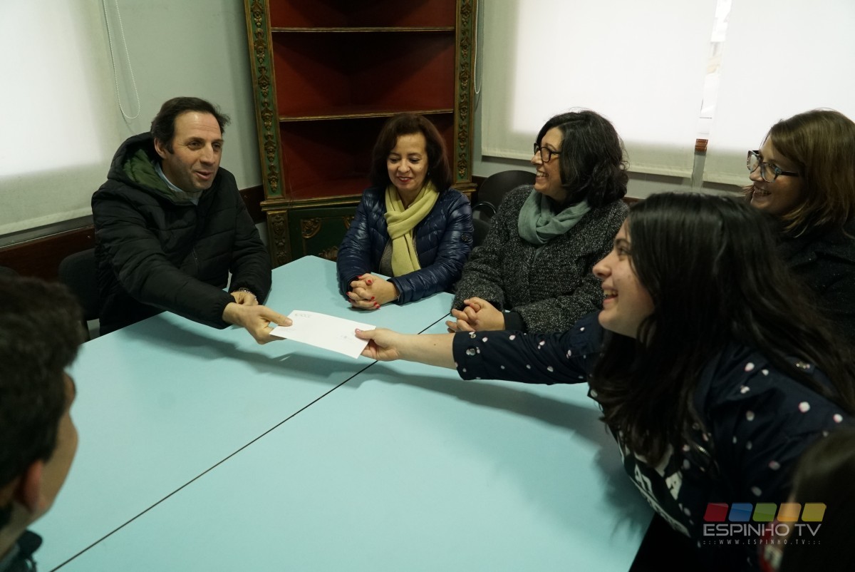 Alunos entregam donativo no âmbito da Festa de Francofonia