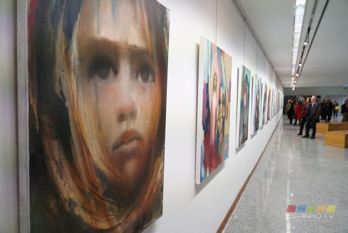 Inaugurada exposição de Gina Marrinhas no Multimeios