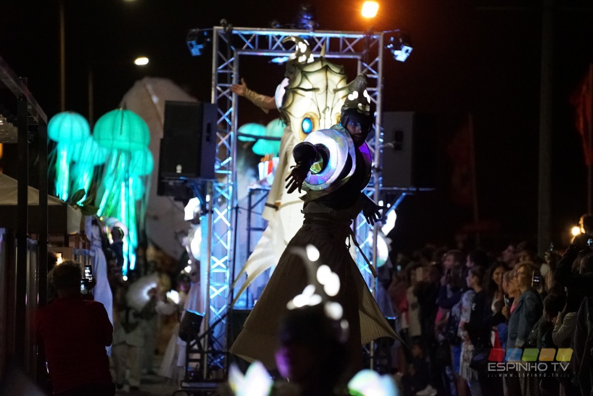 Festival Oito24 abriu com espetáculo de rua “Abysses”