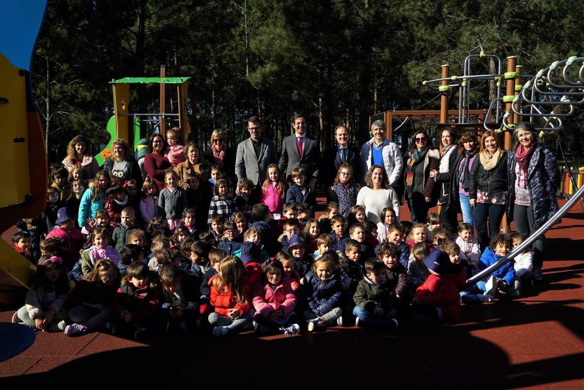 Parque infantil junto ao Parque da Cidade está em funcionamento