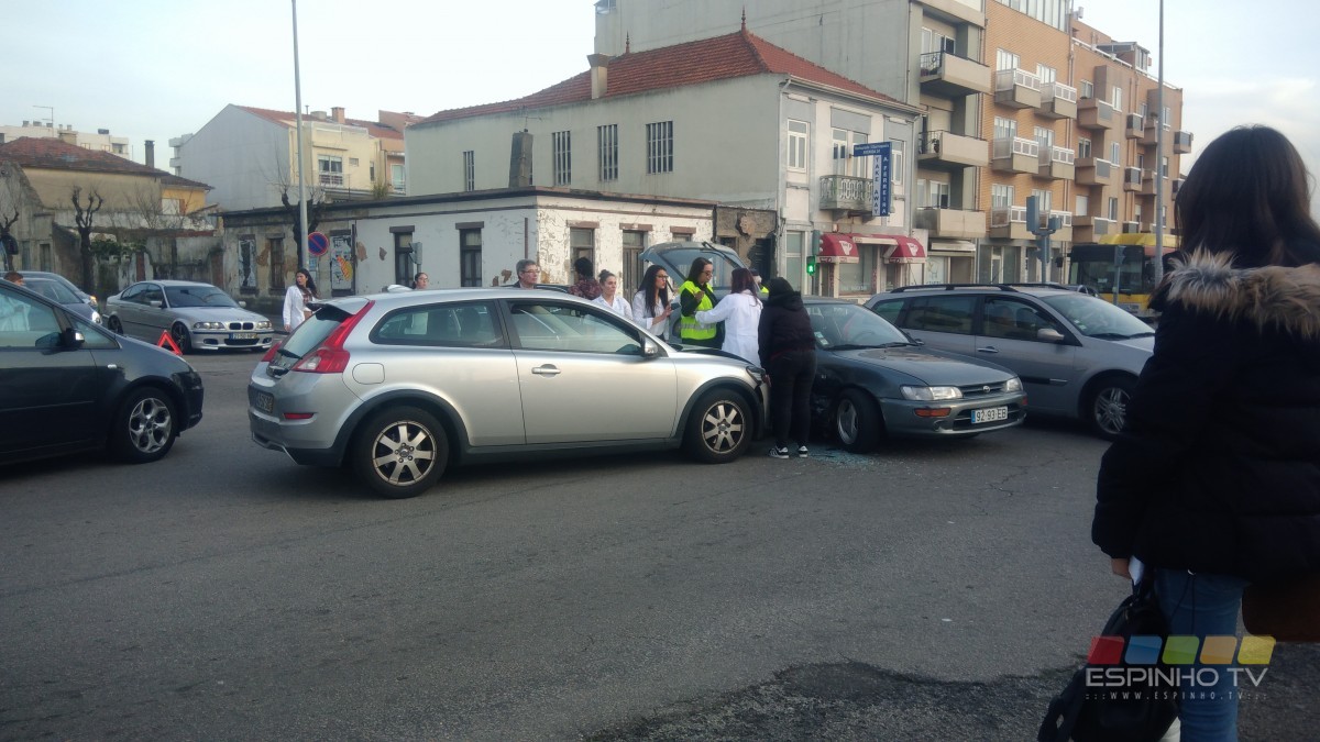 Acidente com dois carros obrigou a desencarceramento em Espinho