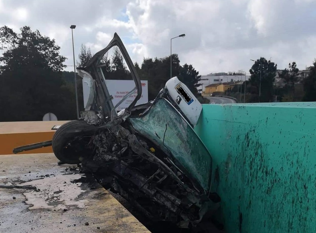 Despiste, esta madrugada, na “rotunda dos cubos”, em Espinho.