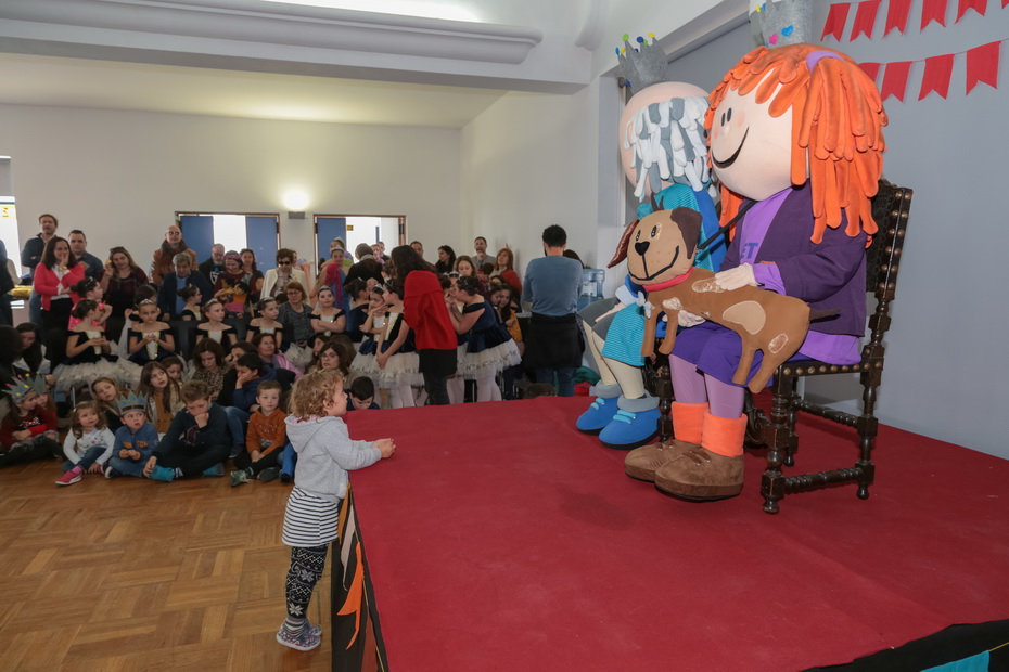 Mar-Marionetas abriu com baile para príncipes e princesas