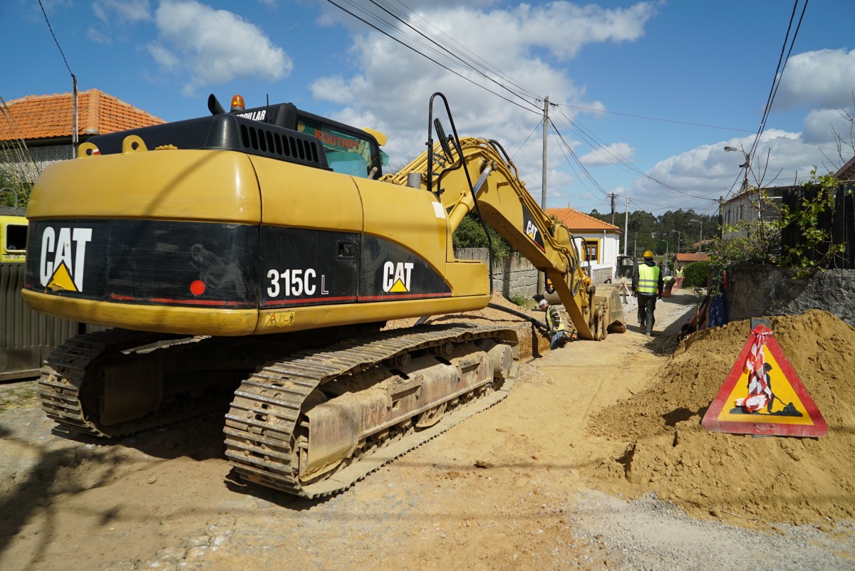 Instalação da rede de saneamento na Rua da Congosta termina para a semana