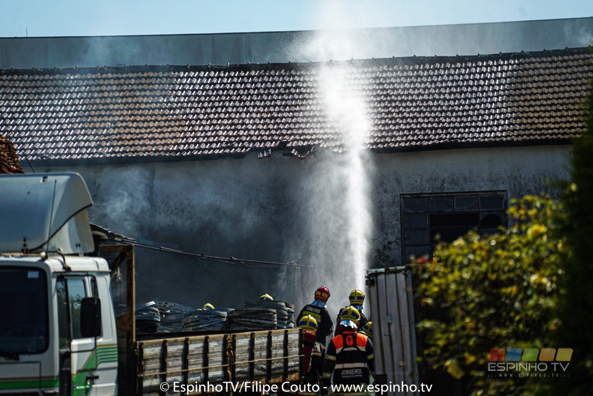 Incêndio em tanoaria em Paramos