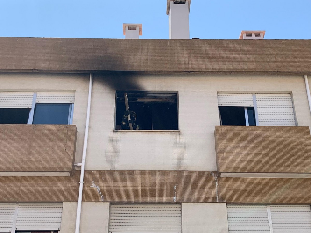 Incêndio numa cozinha de um apartamento em Espinho