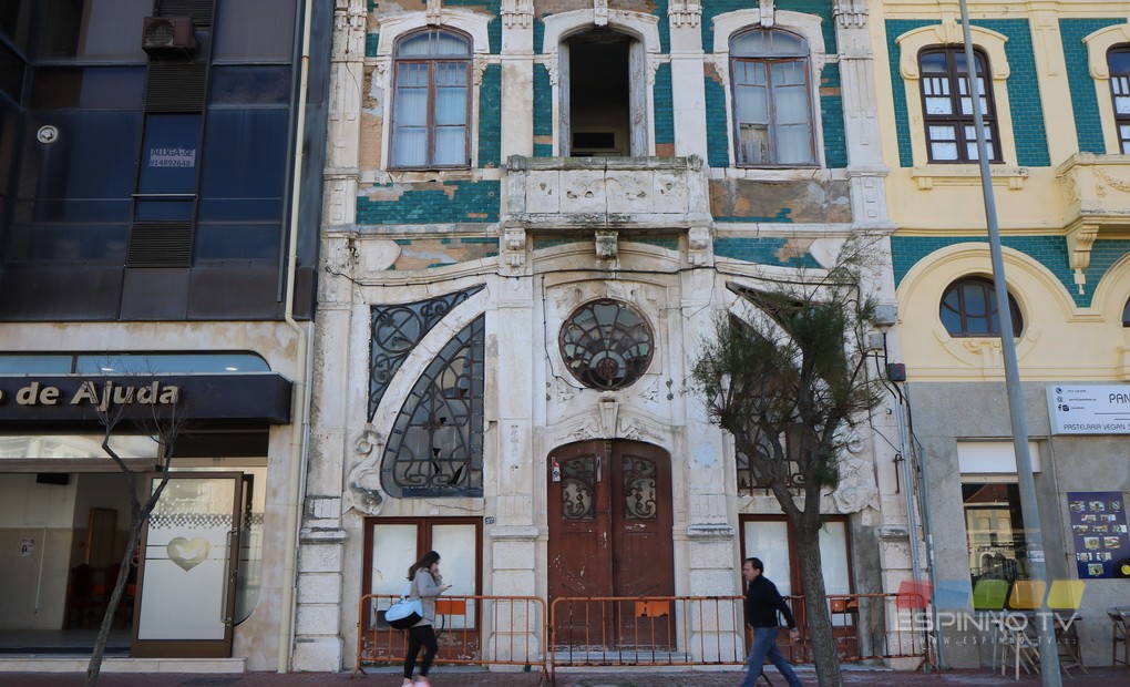 Estão a decorrer trabalhos de demolição na antiga sede do SCE