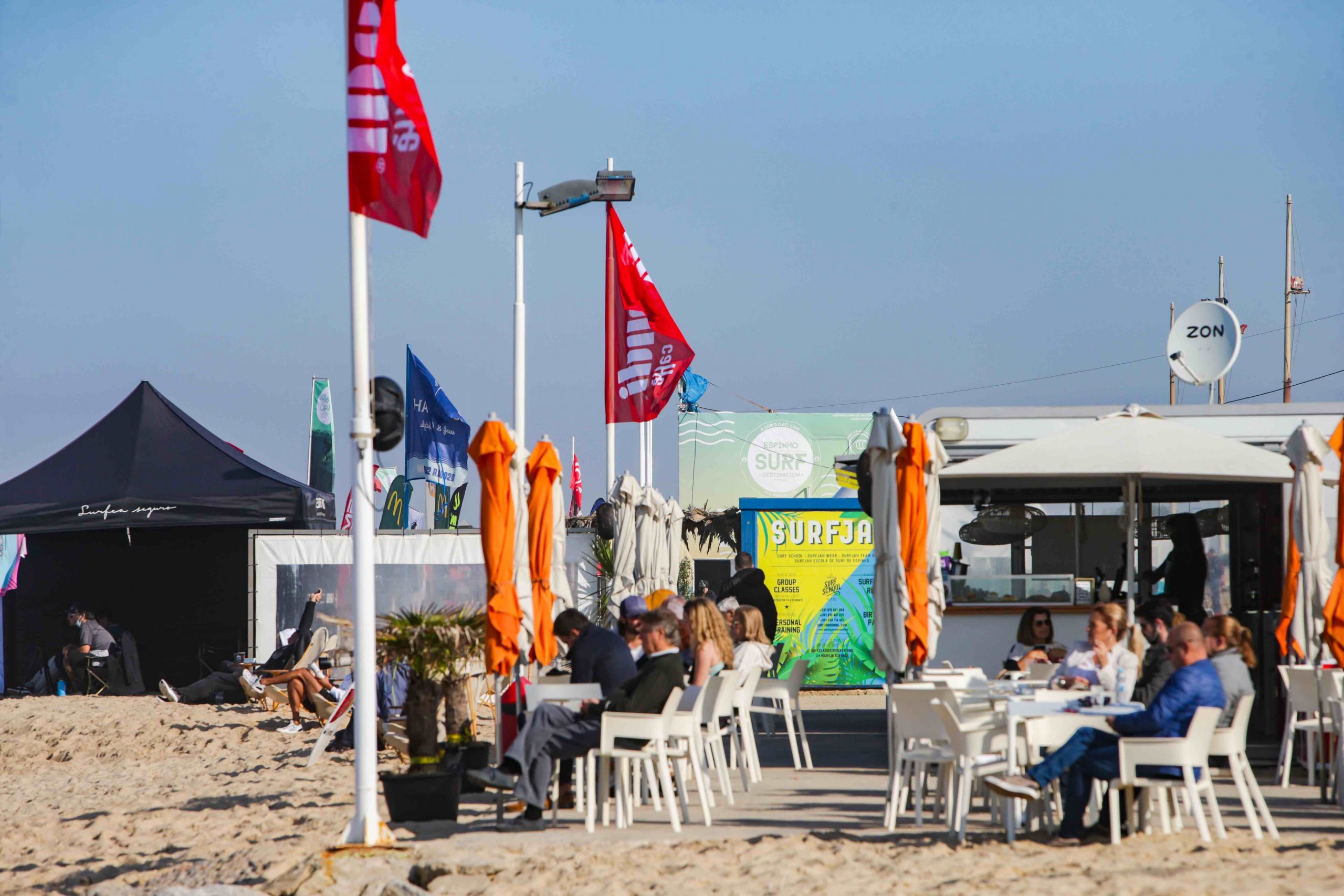 Afonso Antunes e Kauli Vaast dão show de surf em Espinho no 2º dia de prova