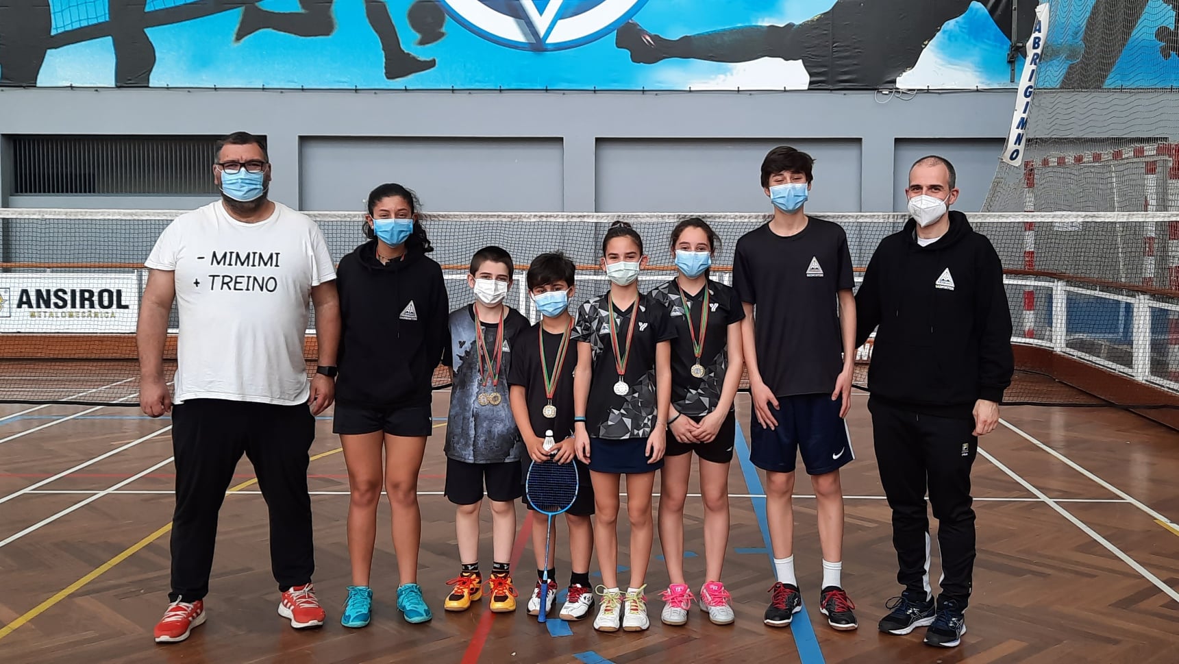 Badminton AAE: Formação de Badminton de regresso à competição