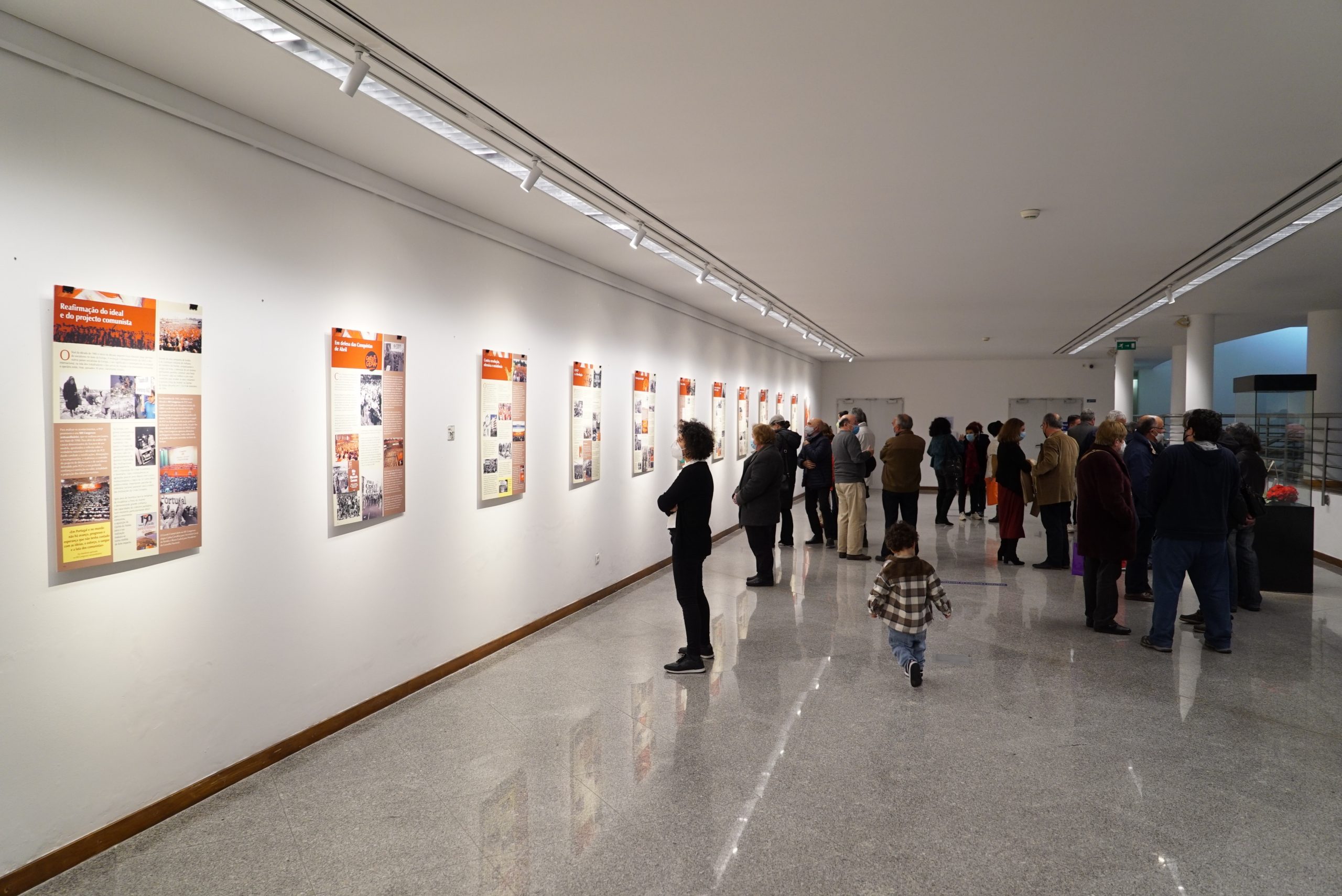 Inaugurada exposição no Multimeios sobre o Centenário do PCP