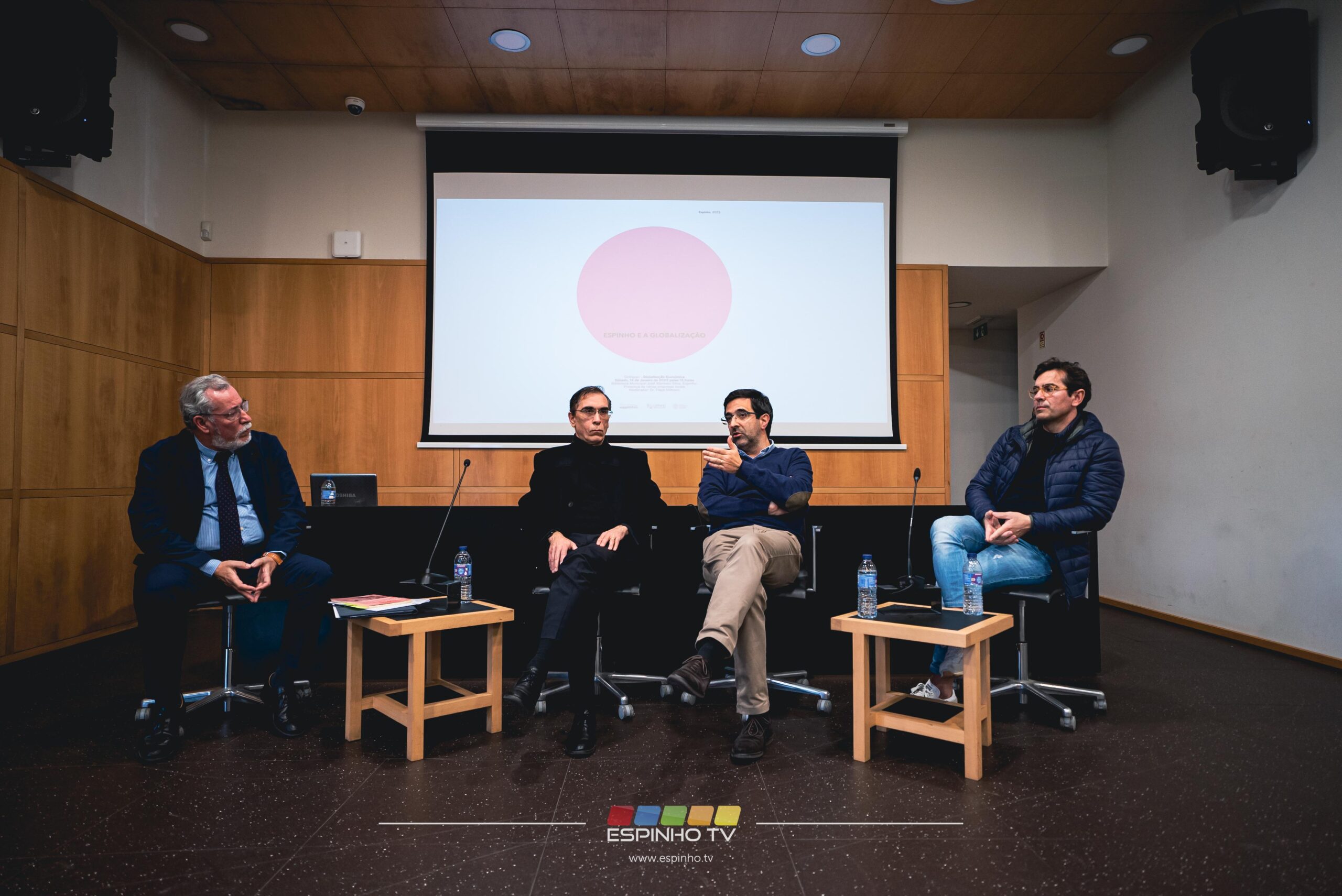 Biblioteca Municipal recebeu debate sobre a Globalização Económica
