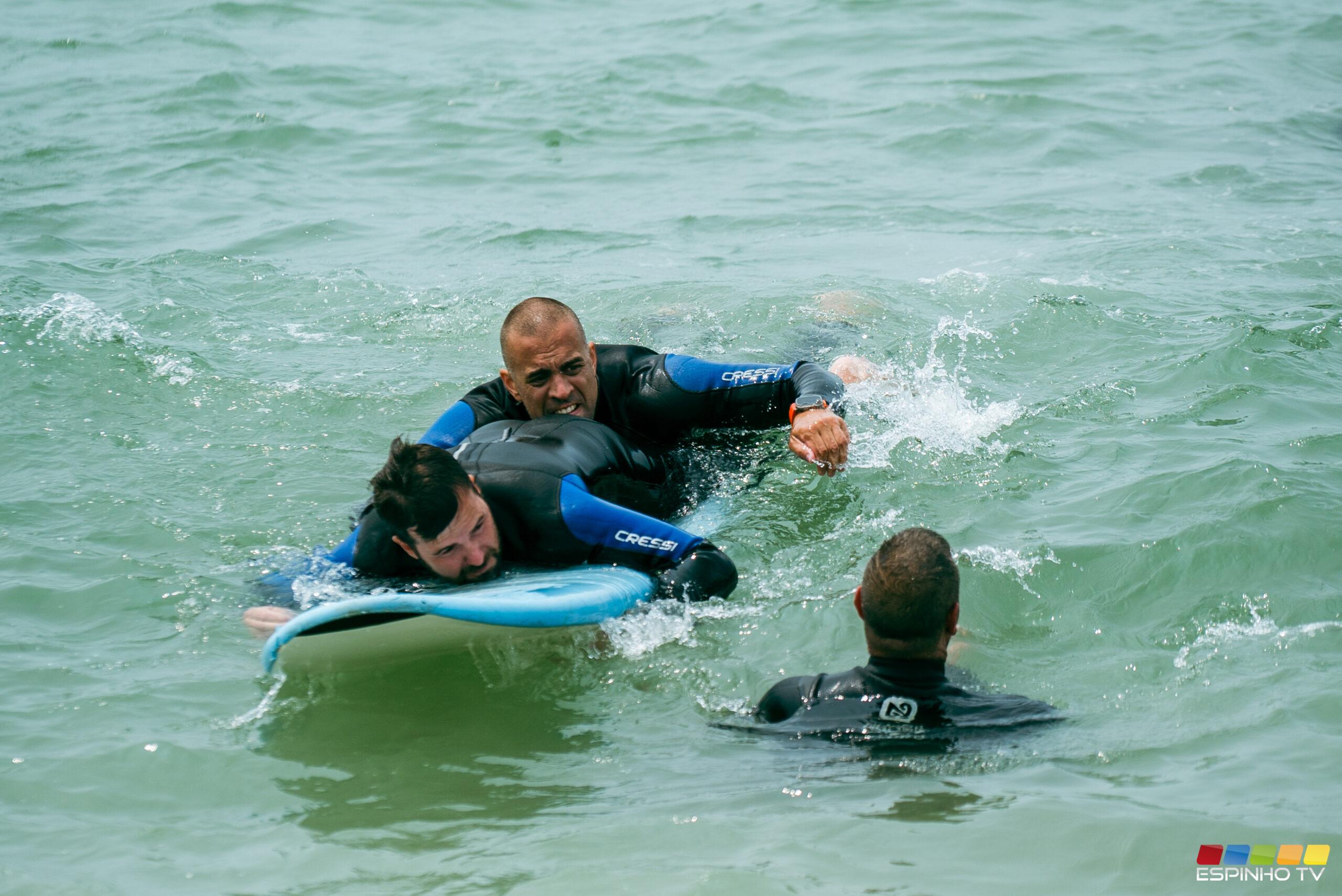 Surfistas recebem formação de salvamento aquático