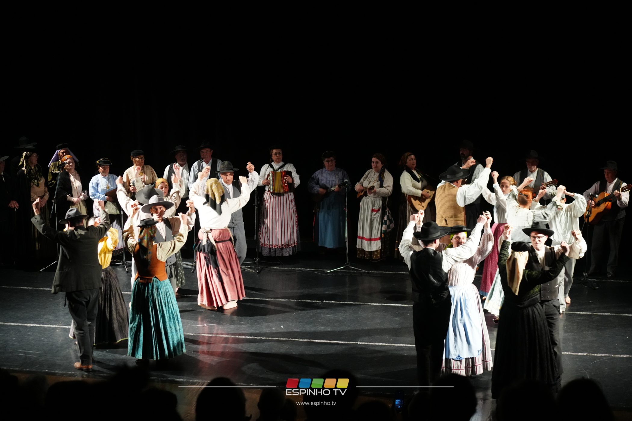 Centro Multimeios foi palco de “Danças e Cantares Populares Tradicionais” em Dia da Liberdade