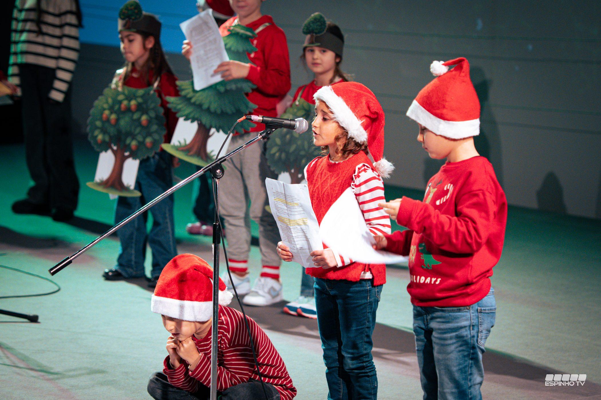 Magia da leitura e do teatro encheu o Centro Multimeios com “A Lenda do Pinheirinho de Natal” 🎵