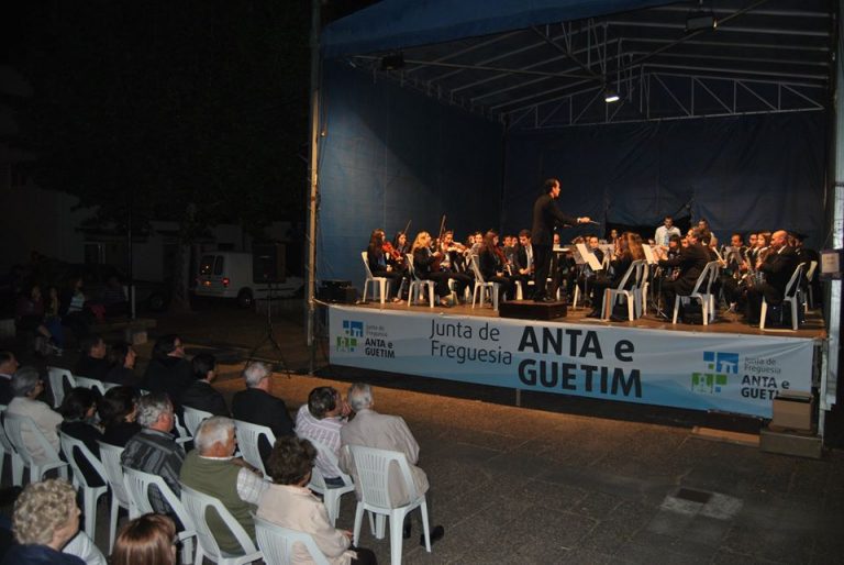 Tuna Musical de Anta deu música no Largo da Igreja