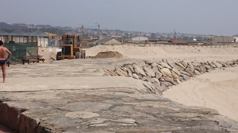 Arrancaram as obras na Praia de Paramos