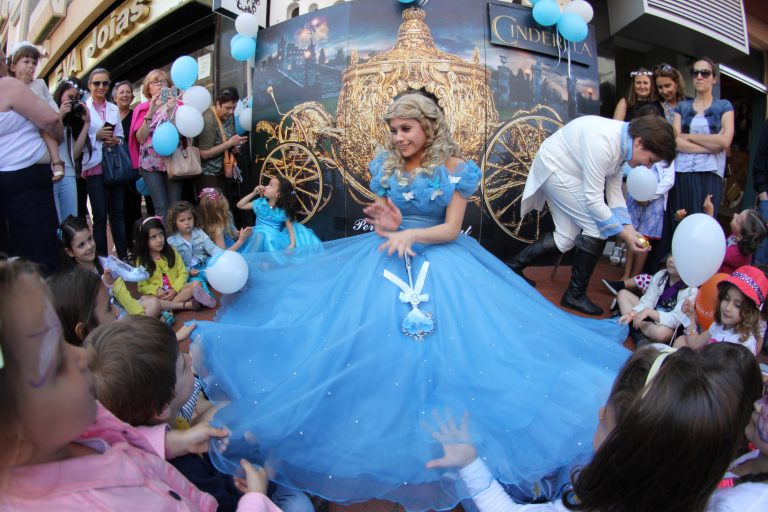 Cinderela levou sorrisos em Dia da Criança no comércio de Espinho