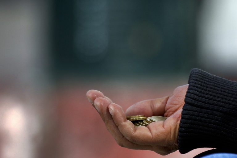 Casal detido por usar filhos para mendigar Casal detido por usar filhos para mendigar