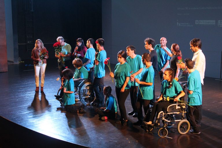 Espetáculo de dança inclusiva “Laços e Nós” muito aplaudido