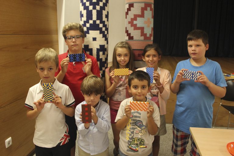 Crianças construiram tapetes em Legos no Multimeios