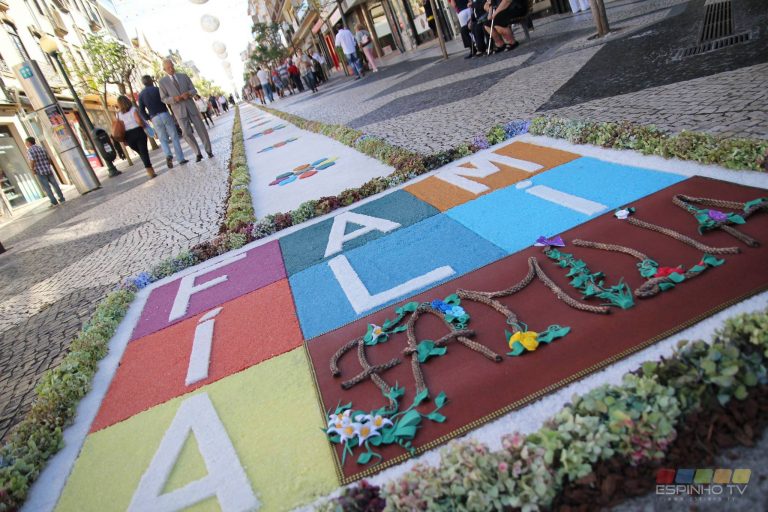 Tapetes de Nª Srª d’Ajuda começa a ser uma tradição em Espinho