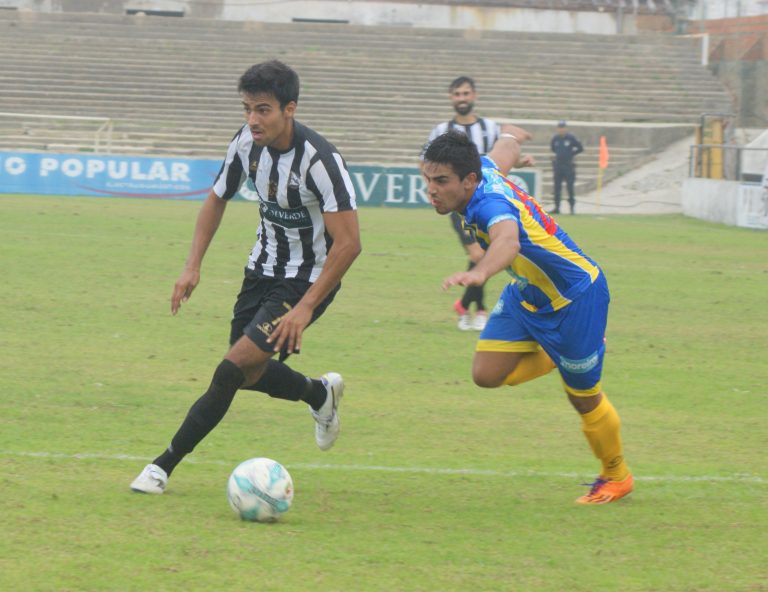 Futebol: SC Espinho vence ao Famalicão