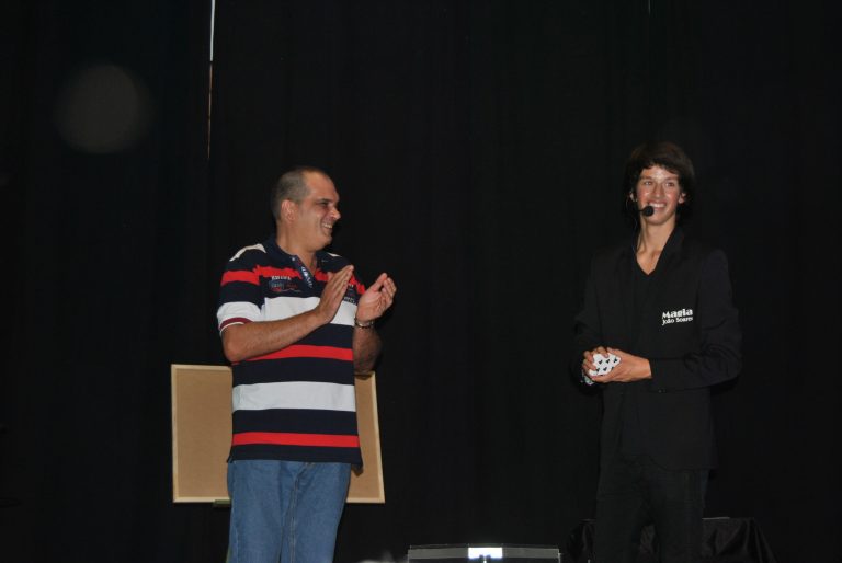 Mágico espinhense João Soares maravilhou Auditório da JFE