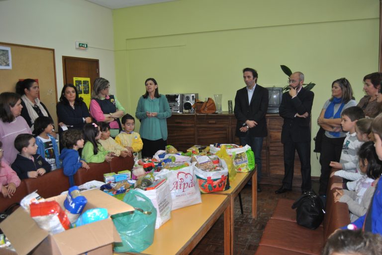 Escola EB 1 Espinho 2 entregou alimentos à Paróquia/Fas Sopa