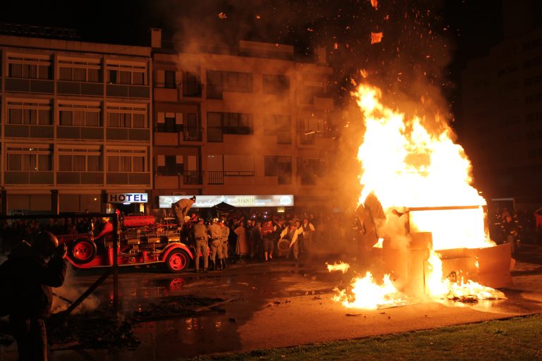 Bombeiros V. Espinho festejam 120 Anos com Desfile Luminoso