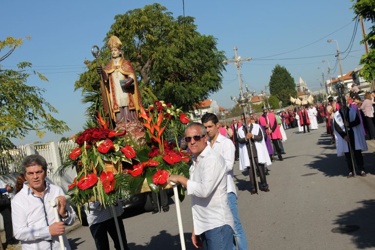 20 Andores em procissão em honra a S. Martinho