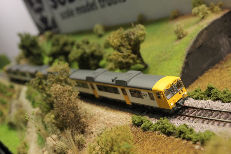 Comboios em ponto pequeno em movimento no Multimeios