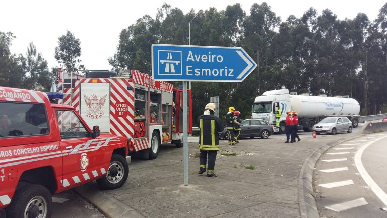 Fumo do motor de camião parou o trânsito