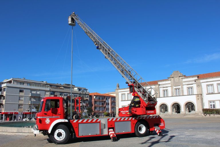 Construção da árvore de natal luminosa