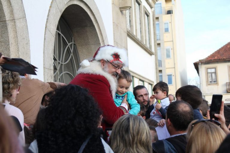 Multidão para ver a chegada do Pai Natal a Espinho