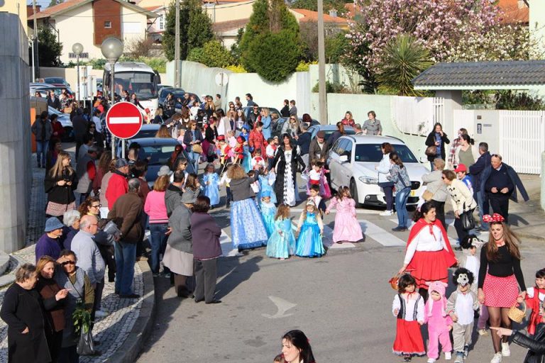Centro Social de Paramos realizou desfile de Carnaval