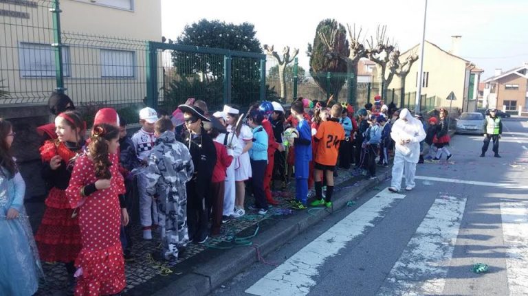 Escola Básica de Silvalde em desfile de Carnaval pelas ruas da freguesia